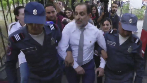 Արամ Հարությունյանին և Նարեկ Մանթաշյանին բերման ենթարկեցին. Քոչարյանի աջակիցները ոստիկանության մոտ են (տեսանյութ)